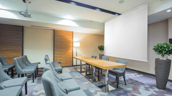 Deckeneinbauleinwand in Konferenzraum