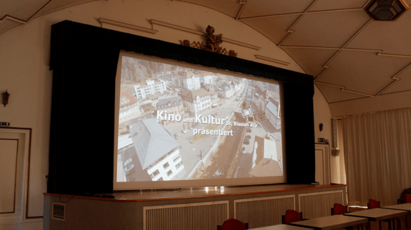 DGUV Leinwand in Konferenzraum, Großmotorleinwand in einer Stadthalle