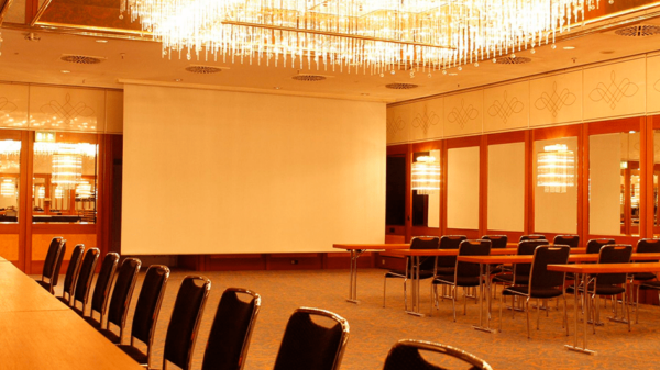 DGUV Leinwand in Konferenzraum