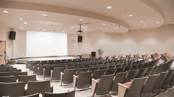 Deckeneinbauleinwand in Konferenzraum