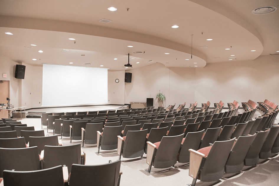 Deckeneinbauleinwand in Konferenzsaal