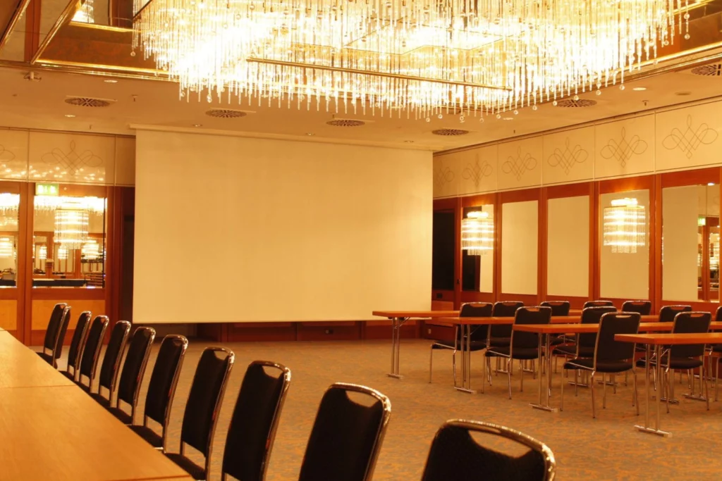 Großdeckeneinbauleinwand