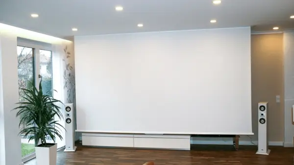 Einbauleinwand in Decke in einem Wohnzimmer