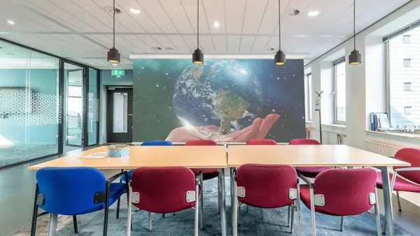 Klein-Rueckpro-Motorleinwand