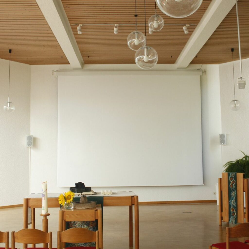 Motorisierte Leinwand in einer Kirche