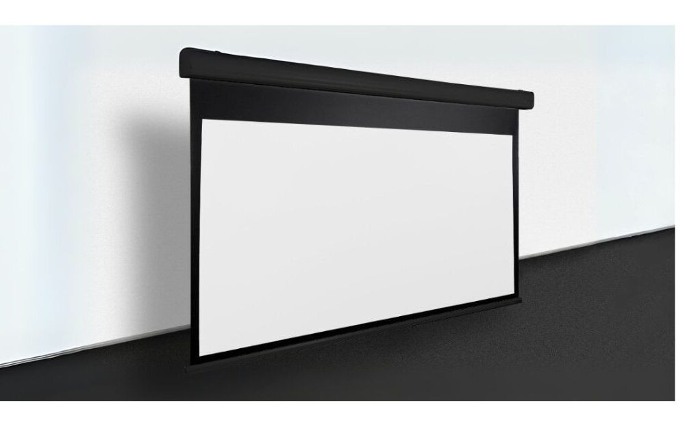 Motorleinwand mit Maskierung