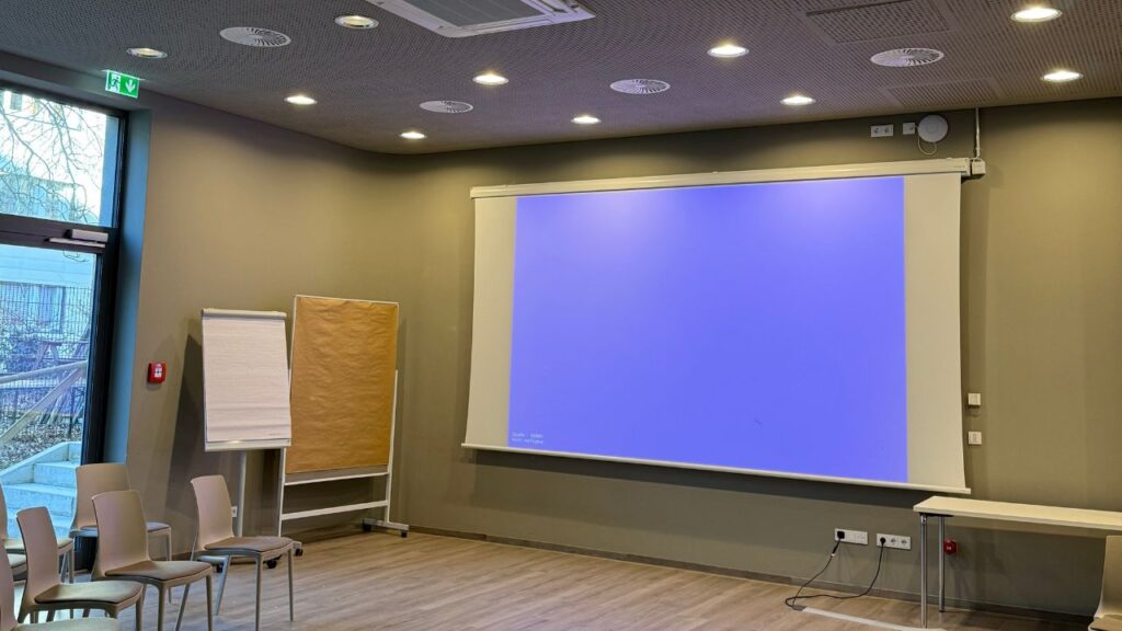 Beamerleinwand in Konferenzraum, Ultra White Projektionsfläche bei Tageslicht
