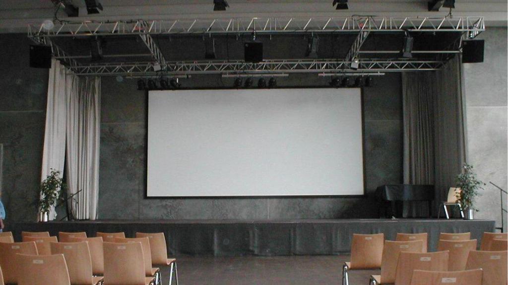 6 Meter Rahmenleinwand in Gemeindezentrum