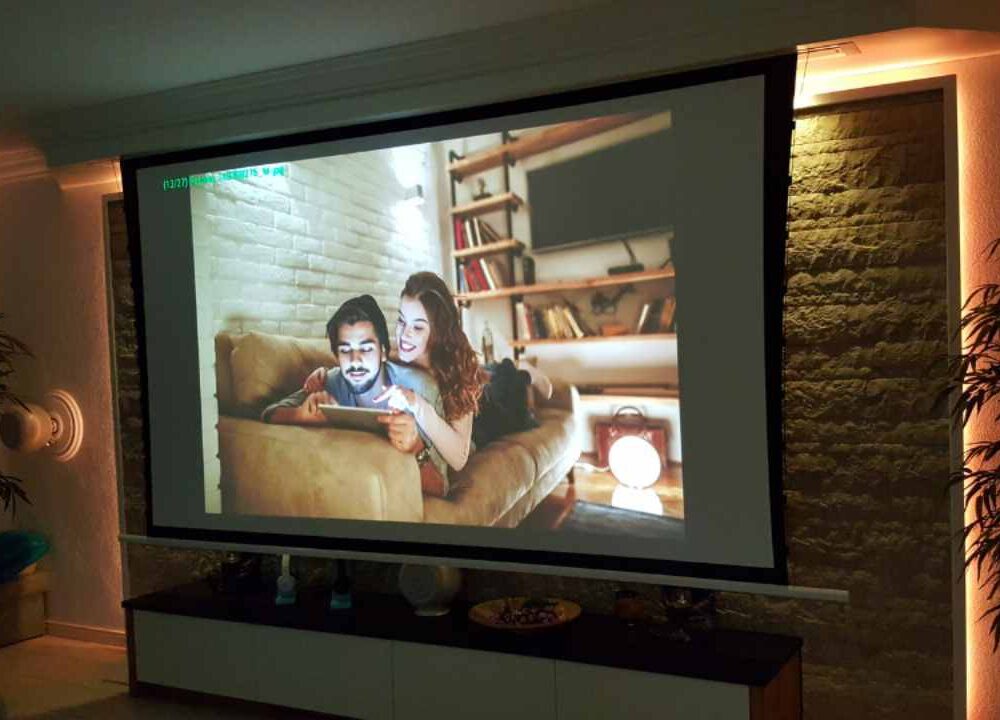 350 cm Tension Deckeneinbauleinwand mit Maskierung im Wohnzimmer