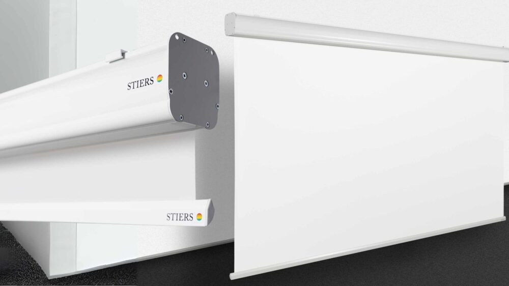 Motorleinwand 450 × 450 cm Classic White für Wand- und Deckenmontage