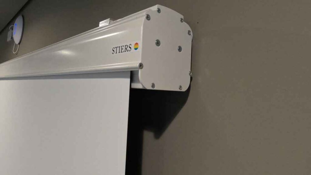 Beamerleinwand frontfallend Stiers