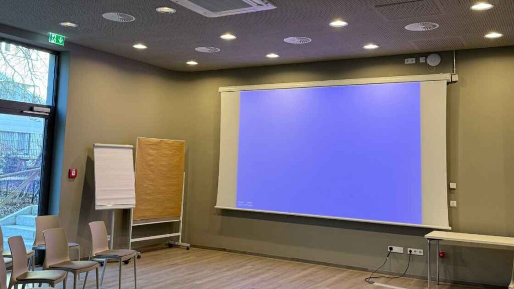 Frontabrollende Leinwand im Einsatz, Hotel, Jugendherberge, Seminarraum