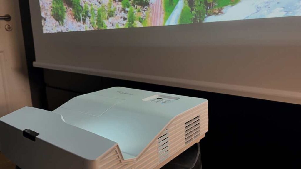 Ultra Short Throw Beamer projiziert auf eine Motorleinwand aus kurzer Distanz