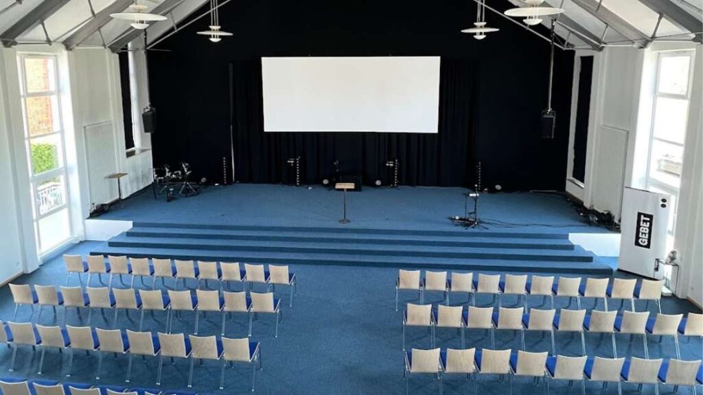 500 cm Rahmenleinwand in einer Kirche