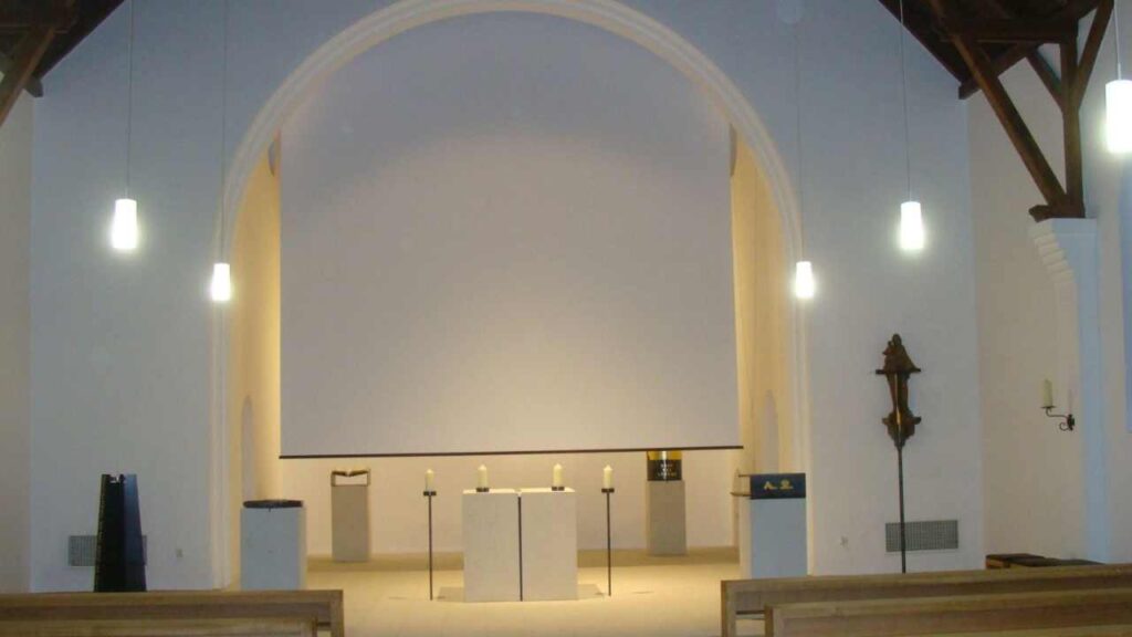 Motorleinwand in historischer Kirche installiert – dezente Medientechnik für sakrale Räume