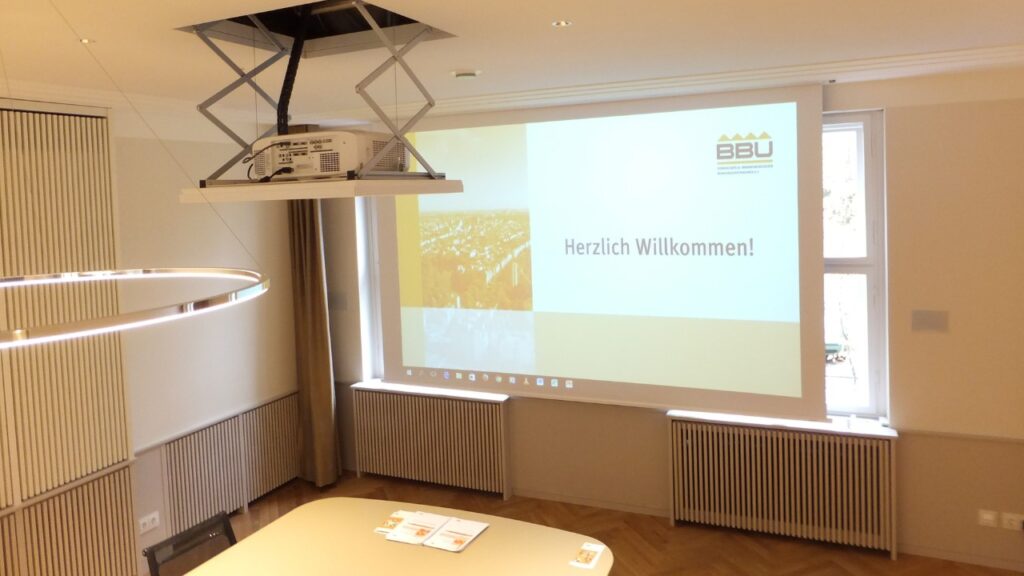Deckeneinbau-Projektor mit Leinwand im modernen Konferenzraum im Einsatz