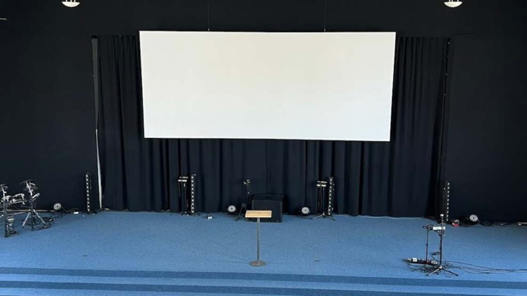 Kirche mit Beamerleinwand, Rahmenlose Rahmenleinwand