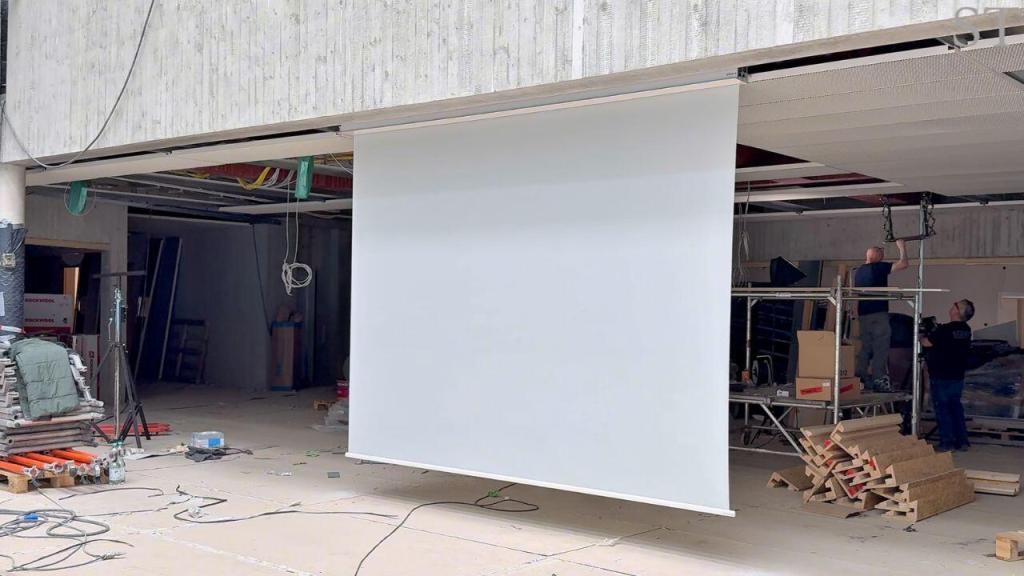 Rückpro-Aufpro Deckeneinbauleinwand final, perfekte Planlage