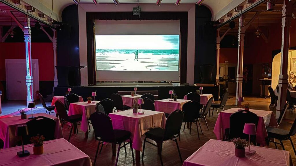 Rückprojektions Motorleinwand auf Bühne in Kulturhaus