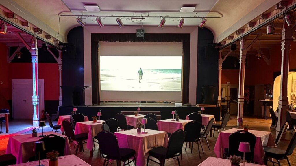 Rückprojektionsleinwand für Bühne im Kulturzentrum