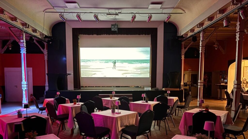 Rückprojektionsleinwand für Bühne im Kulturzentrum