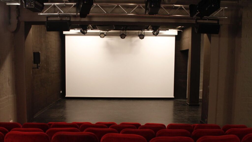 200 Zoll Leinwand – Das XXL-Format für Bühne, Business & Heimkino - Stiers