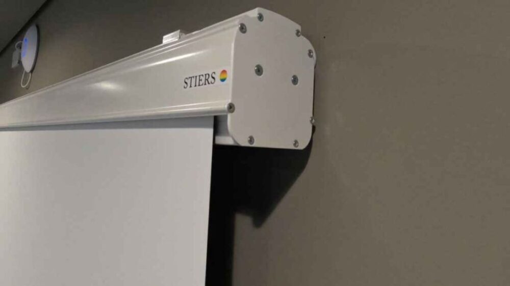Front Fall Motorleinwand 400 × 400 cm Ultra White für Wand- und Deckenmontageexklusives Projekt von Stiers