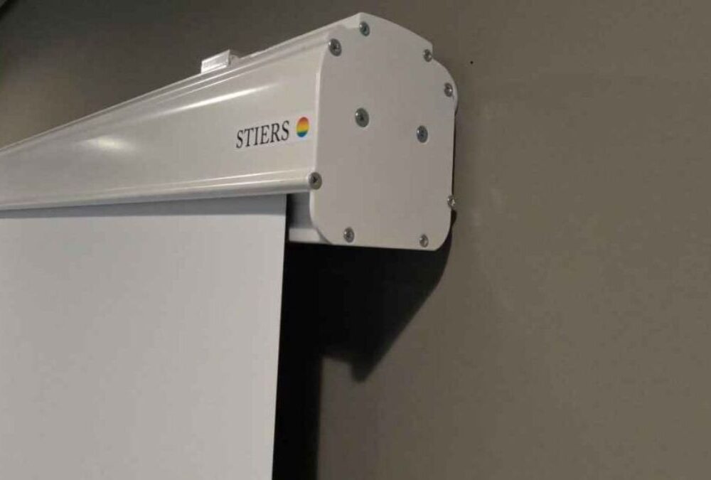 Front Fall Motorleinwand 400 × 400 cm Ultra White für Wand- und Deckenmontageexklusives Projekt von Stiers