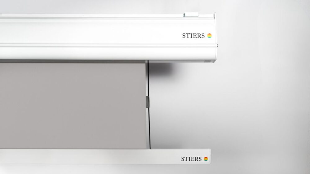 Heimkino Motorleinwand 90 Zoll mit CLR Oberfläche und Tension-System in stilvoller Wohnumgebung