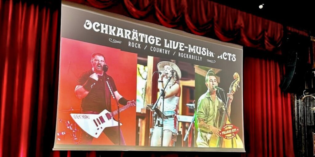 700 cm_Großmotorleinwand_Auf Theaterbühne_