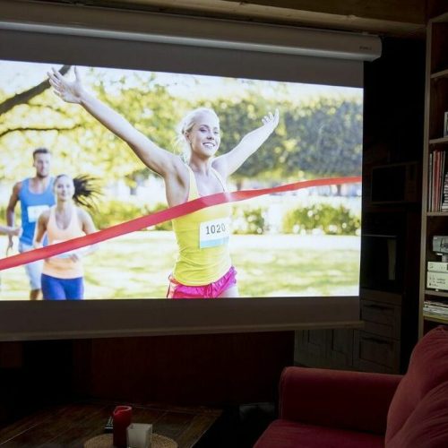 Motorisierte Beamer Leinwand in Wohnzimmer